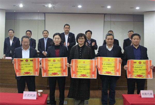 队领导与先进集体代表合影.jpg