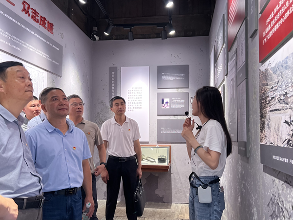 参观展馆.png